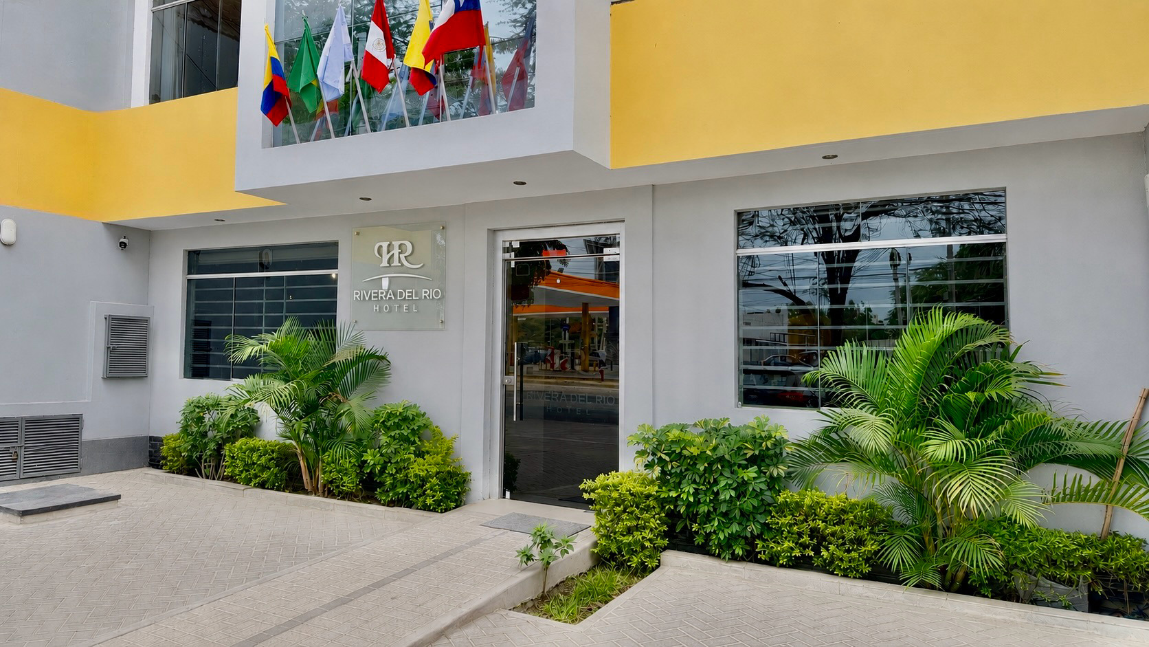 Fachada e ingreso del Hotel Rivera del Río en Castilla, Piura
