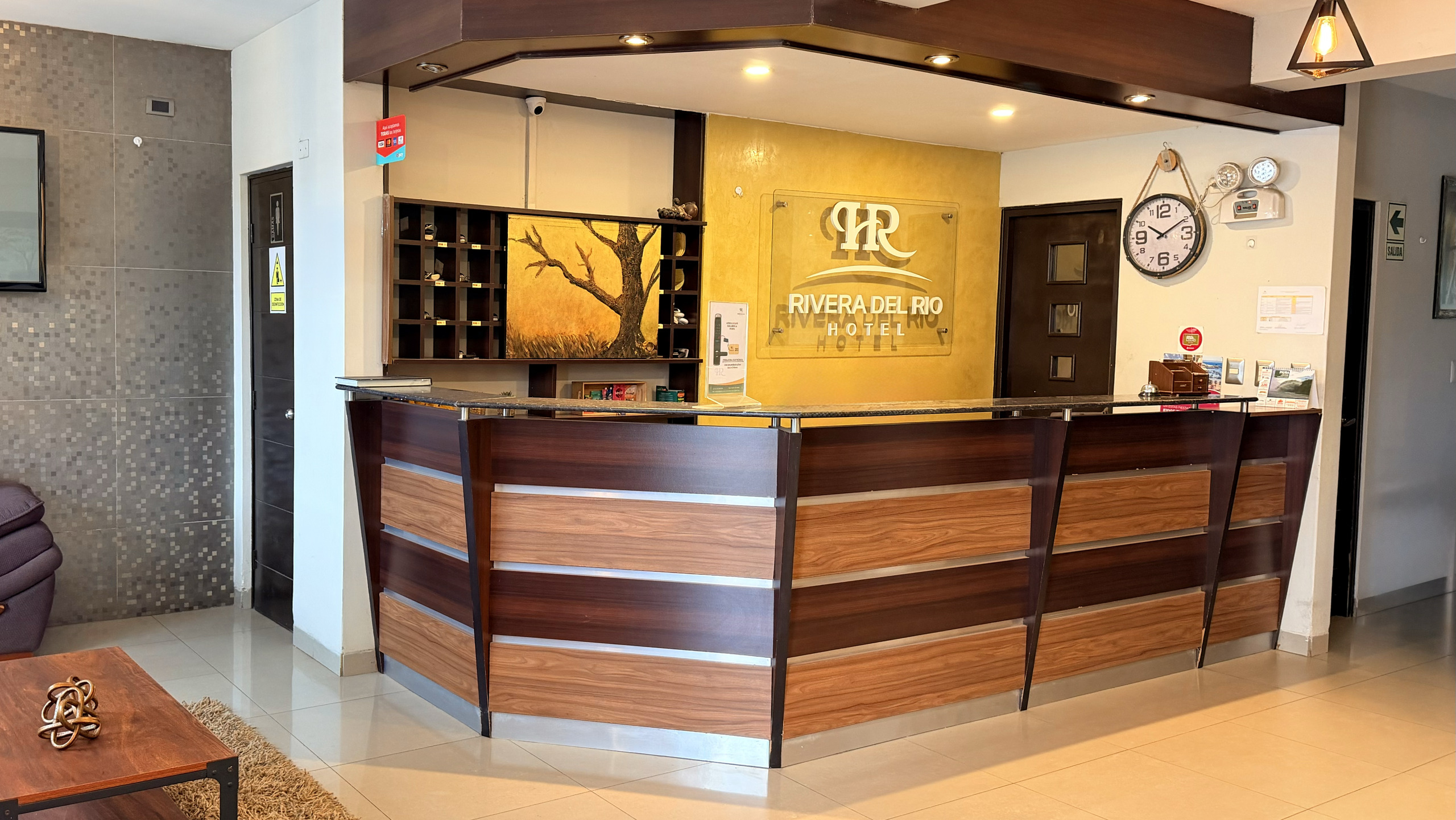 Recepción del Hotel Rivera del Río en Castilla, Piura