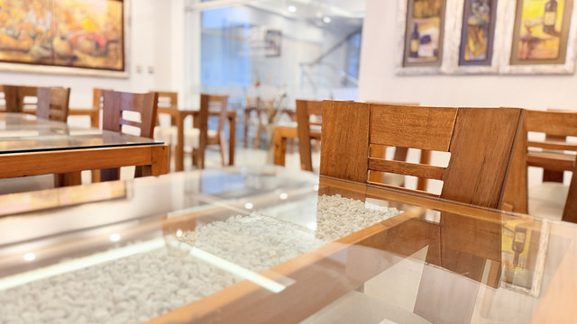 Restaurante — mesas y cuadros