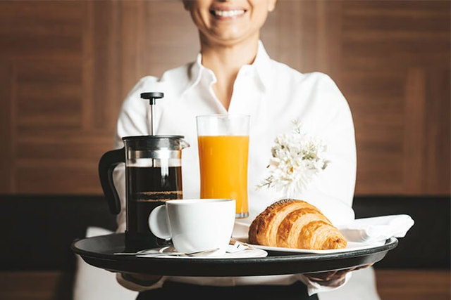 Desayuno servido en bandeja a la habitación — Hotel Rivera del Río